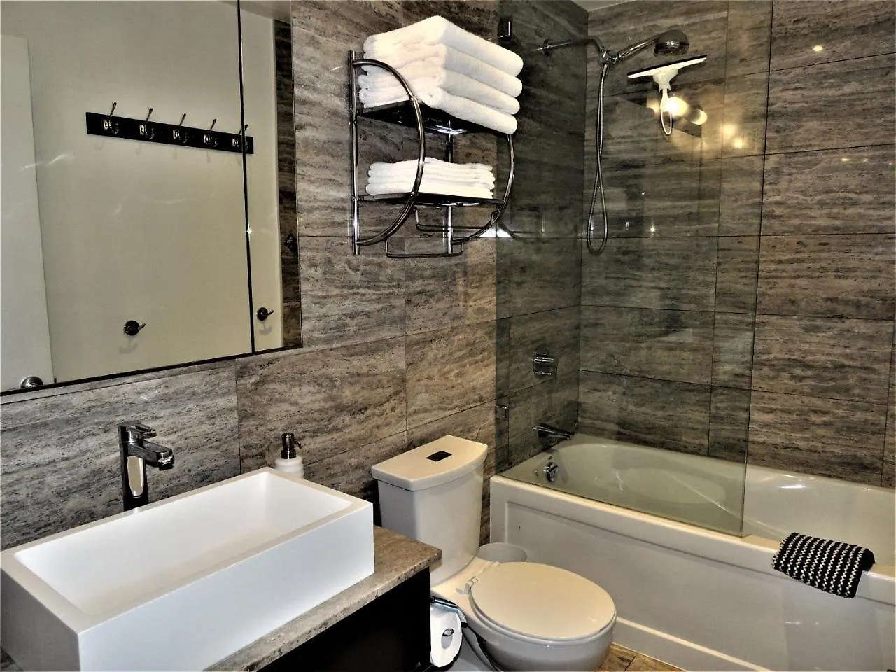 Apartamento Tvhr - Luxury Condos In Heart Of Downtown Toronto